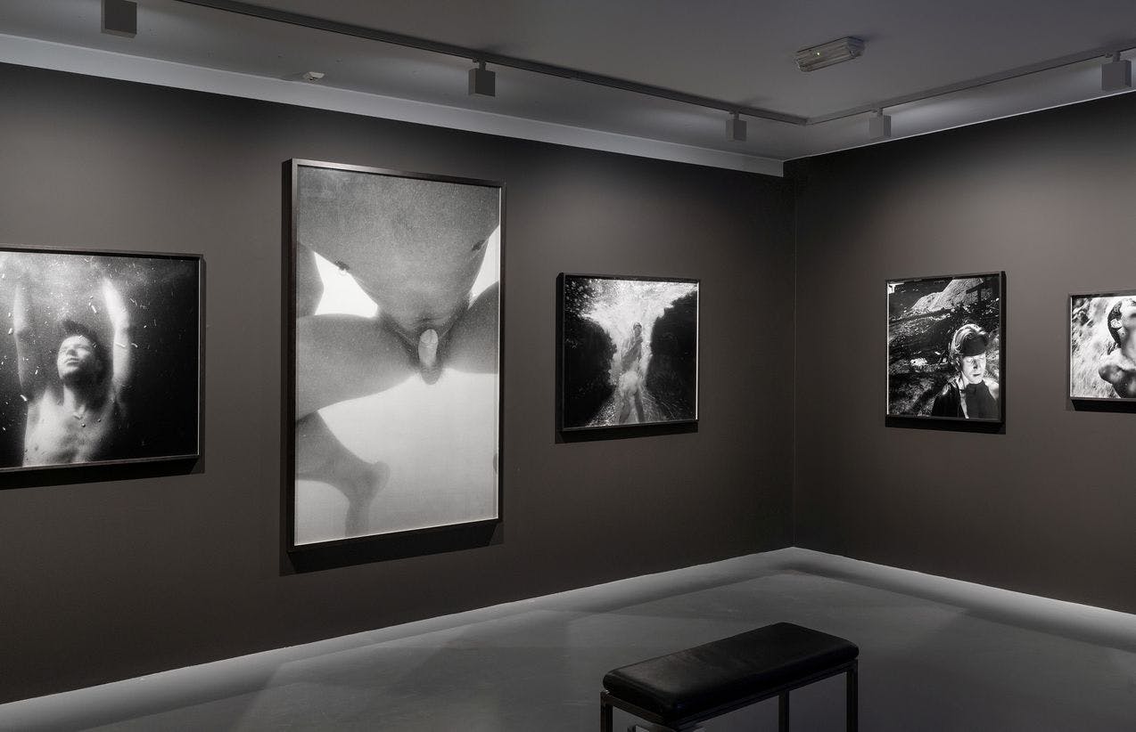 Foto fra utstillingen Det skeive blikket, som viser sort-hvitt fotografier på to vegger